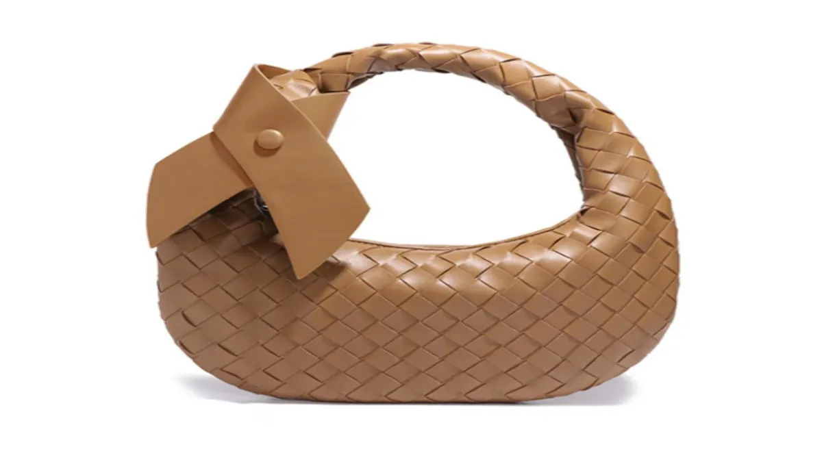 Ounamei’s Sleek Handbags